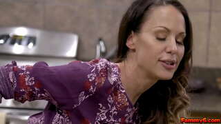 Heiße Brünette Frau Mckenzie Lee bekommt einige DNA von der Jungen stud und macht ihn cum