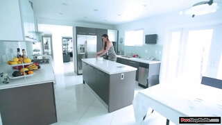 ציצים קטנים החורגת, טבחים השמלה שלה מתלכלך.היא לוקחת את זה כדי לנקות את זה. החורג מקבל זקפה.היא נותנת לו ביד. ומציצה הוא דפוק