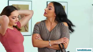 Vollbusige Stiefmutter und Stieftochter haben eine heimliche Affäre-und das babe schleicht sich in milfs Schlafzimmer und Sie küssen.Latin Felgen Ihr und Sie leckt sich Ihre Fotze