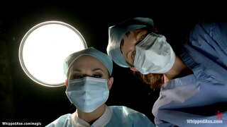 Strapio a gagged mewn meddygol cadeirydd brunette lesbiaidd claf Cassandra Nix yn cael ei ddominyddu gan feddyg mewn latecs Chanel Preston yna spanked yn yr atal dros dro