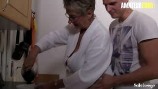 REIFE SWINGER - #ਅਰਨਾ - ਕਾਮੋਤੇਜਤ ਵੱਡੀ ਛਾਤੀ ਵਾਲੀ ਕੂਗਰ &#039; ਤੇ ਹੇਠਾ ਲੂੰਡ ਅਤੇ ਉੜ ਉਸ ਆਦਮੀ ਨੂੰ