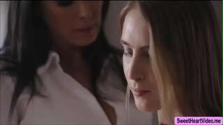 Cadence Lux schließlich haben sex mit MILF Reagan Foxxs wet pussy