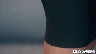 VIXEN Sassy babe forfører sjefen