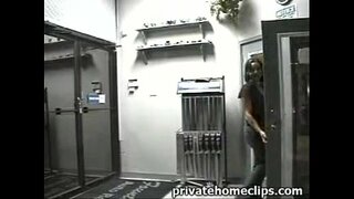 Niedliche busty babe gibt Chef BESTE blowjob bei der Arbeit