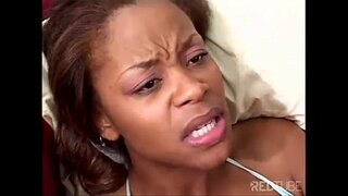 Kätzchen wird von einem Zwerg gefangen