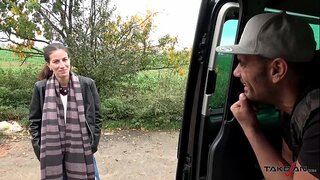 Random Babe Gespritzt mit Jizz auf einem Rücksitz