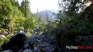 Дівчина смокче свого тата