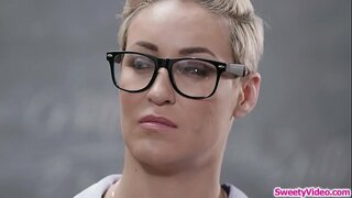 Bata Babe kinakain ang kanyang instructors puki pagkatapos ng klase