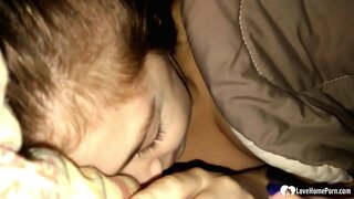 ���ាត់បានភ្ញាក់ឡើងដើម្បីបស់គាត់ stepdaughter ញ្ជក់របស់គាត់ផ្អៀងហើយគាត់មិនបានប្តឹងតវ៉ា។