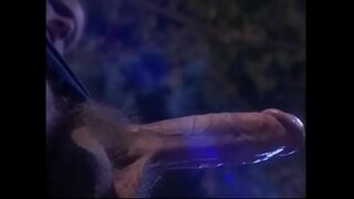 Busty ravenhaired ڈک کی طرف سے گولہ باری بندے کے طور پر رسم کے شیطان کا گروہ