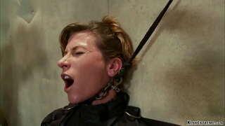 Bog&#039;lashadi qoramag&#039;iz MILF qul Ariel x nurli stol ustiga qadab keyin zanjirlangan anal master Orlando qo&#039;lida bir tayoq ustida dildo bilan fucked oladi