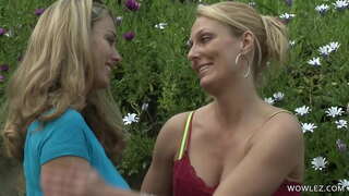 Tits enfawr ar bobl lesbiaidd rampage